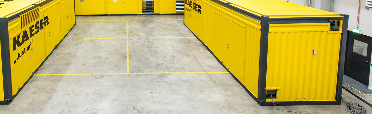 Tři kontejnerové stanice stlačeného vzduchu od Kaeser Kompressoren v Linci.