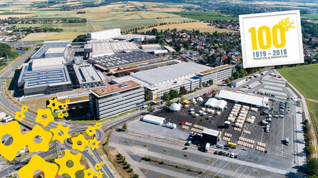 100 leté jubileum firmy s dnem otevřených dveří, podnikovým vedením a oslavou se spolupracovníky u KAESER KOMPRESSOREN v Coburgu.