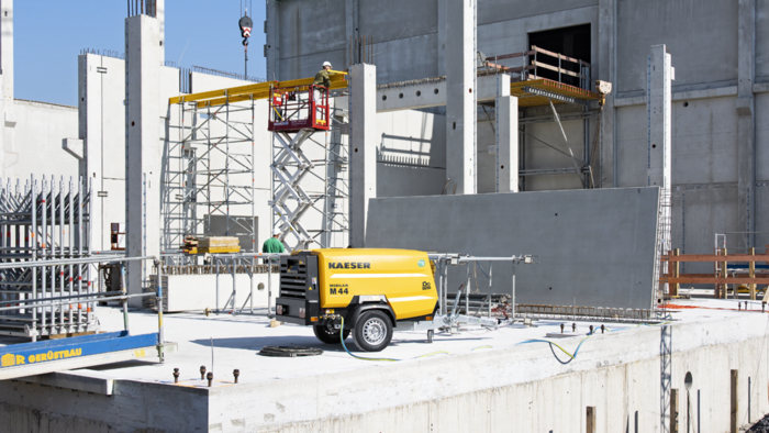 MOBILAIR M44 při práci na stavbě