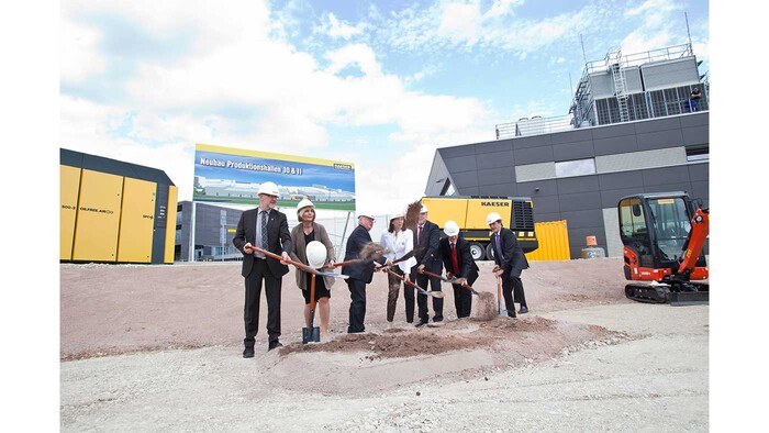 Zahajovací výkop pro nové haly