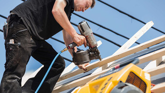 Také pro zatloukání hřebíků stlačeným vzduchem dodává řemeslnický kompresor KAESER i.Comp 3 vždy stlačený vzduch odpovídající potřebě.