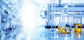 Kompresory také v laboratorním použití – bezpečné a bezolejové zásobování stlačeným vzduchem od společnosti KAESER KOMPRESSOREN pro nejvyšší požadavky na čistotu ve všech oblastech chemického průmyslu.