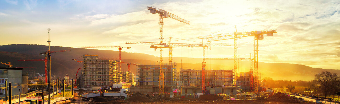 Kompresory při nasazení na staveništi – výkonná technologie KAESER KOMPRESSOREN pro všestranné použití stlačeného vzduchu na stavbě.