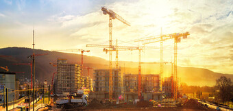 Kompresory při nasazení na staveništi – výkonná technologie KAESER KOMPRESSOREN pro všestranné použití stlačeného vzduchu na stavbě.