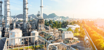 Kompresory od KAESER KOMPRESSOREN v moderní rafinérii – hospodárná, bezpečná a inovativní technologie pro spolehlivé zásobování stlačeným vzduchem v petrochemickém a plynárenském průmyslu.