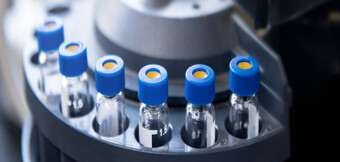 Čistý stlačený vzduch bez oleje pro farmacii a zdravotnictví – hospodárné kompresory od KAESER KOMPRESSOREN pro citlivý výrobní procesy a čisté prostory.